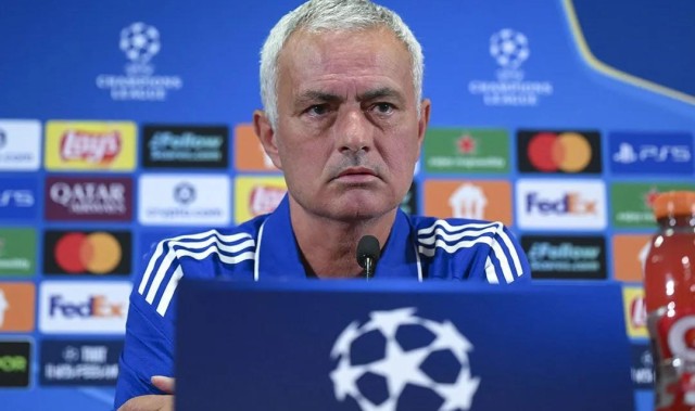 爱游戏中国官网-穆帅：不批评本菲卡的防守策略，我在巴塞罗那也用10个人防守过