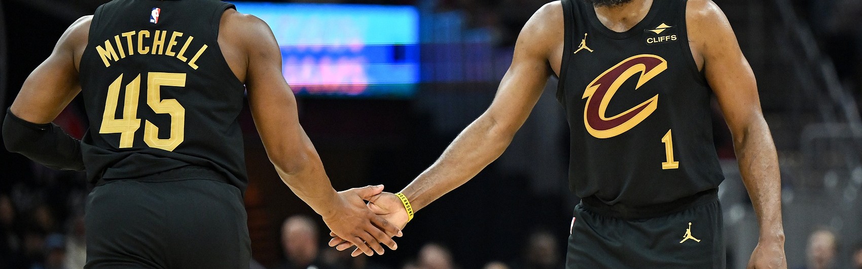 AYX GAMES-仙人指路！哈登送长传 米切尔接球快下轻松挑篮打进